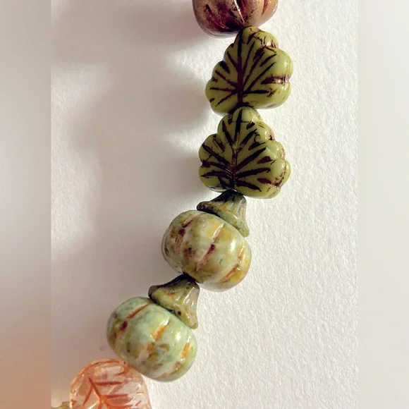 NWOT bracelet Pumpkins & Autumn Leaves rose Czech Glass, charms, stretch Osfm - Picture 6 of 10